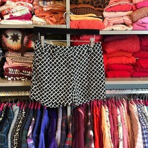 The Limited size 0 black and white patterned 5” shorts​